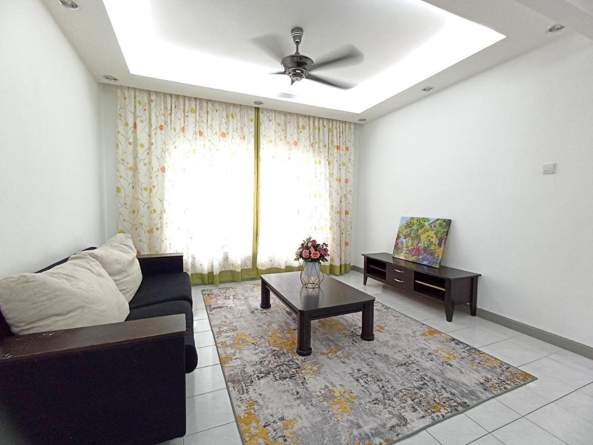Tropika Homestay Bangi With 3 Bedrooms Kajang Dış mekan fotoğraf