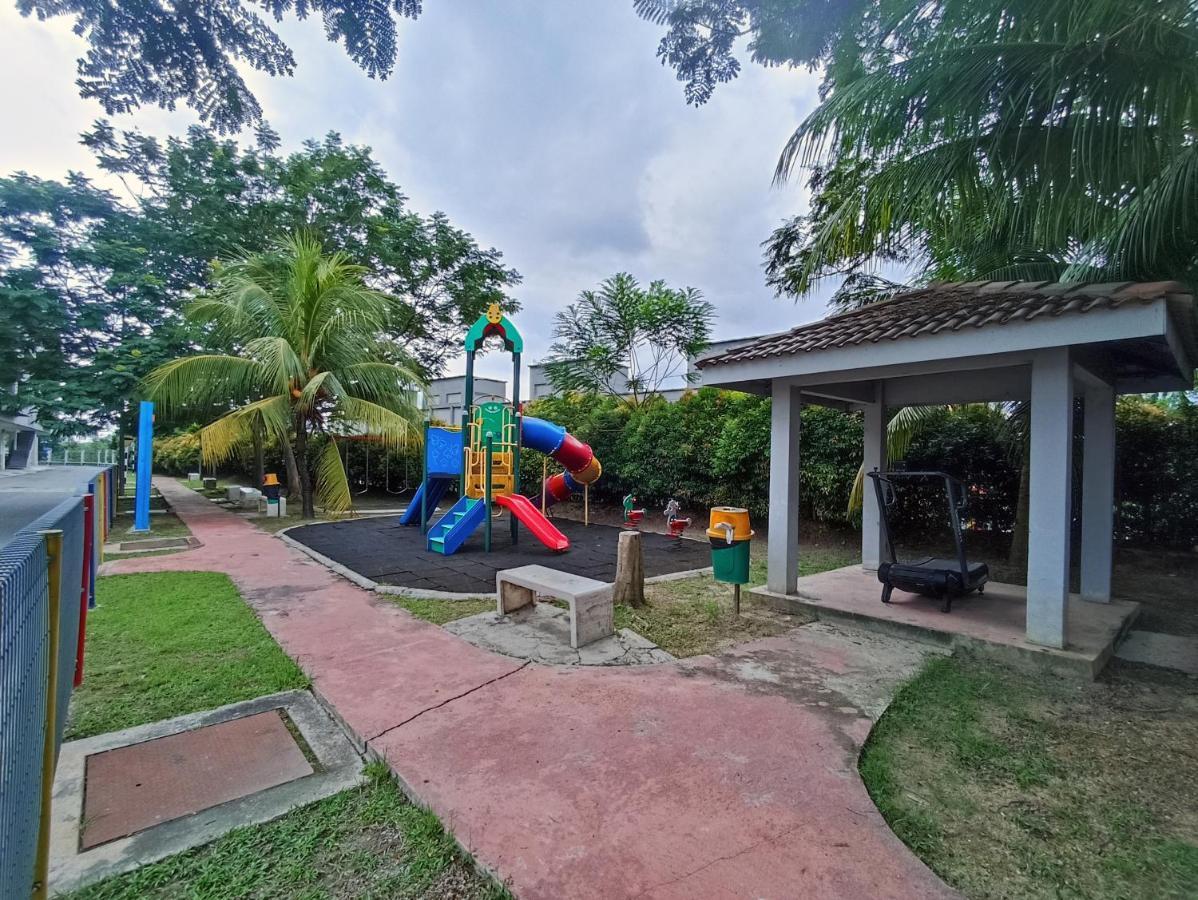 Tropika Homestay Bangi With 3 Bedrooms Kajang Dış mekan fotoğraf